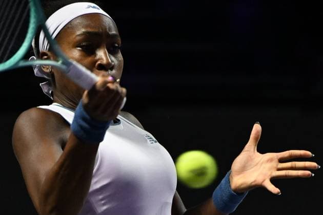 WTA, Tennis Damen Finals 2025 in Riyadh - Day Four RIYADH, SAUDI ARABIA - NOVEMBER 4: Coco Gauff of the United States plays against Jasmine Paolini (not seen) of Italy during their second group-stage match on Day 4 of the 2025 WTA Finals, part of the Hologic WTA Tour, at King Saud University Indoor Arena in Riyadh, Saudi Arabia, on November 4, 2025. Artur Widak Anadolu Riyadh Saudi Arabia. Editorial use only. Please get in touch for any other usage.  Copyright: x2025xAnadoluxArturxWidakx