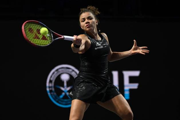 WTA, Tennis Damen Finals 2025 in Riyadh - Day Four RIYADH, SAUDI ARABIA - NOVEMBER 4: Jasmine Paolini of Italy plays against Coco Gauff (not seen) of the United States during their second group-stage match on Day 4 of the 2025 WTA Finals, part of the Hologic WTA Tour, at King Saud University Indoor Arena in Riyadh, Saudi Arabia, on November 4, 2025. Artur Widak Anadolu Riyadh Saudi Arabia. Editorial use only. Please get in touch for any other usage.  Copyright: x2025xAnadoluxArturxWidakx