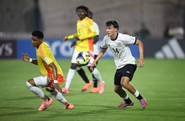 Football, Juniors U 17 World Cup 2025 Doha Qatar Preliminary round 04 11 2025 Group G Germany Colombia Toni Langsteiner right, Germany vs Criss Macias left, Colombia