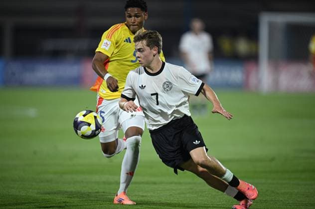 Football, Juniors U 17 World Cup 2025 Doha Qatar Preliminary round 04 11 2025 Group G Germany Colombia Benjamin Ley right, Germany vs Criss Macias left, Colombia