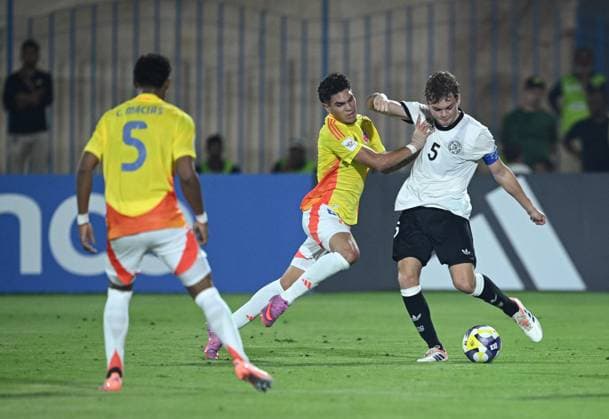 Football, Junior U 17 World Cup 2025 Doha Qatar Preliminary Round 04 11 2025 Group G Germany Colombia Ben Hawighorst right, Germany vs Santiago Londono center, Colombia