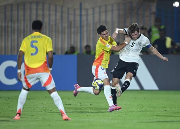 Football, Junior U 17 World Cup 2025 Doha Qatar Preliminary Round 04 11 2025 Group G Germany Colombia Ben Hawighorst right, Germany vs Santiago Londono center, Colombia