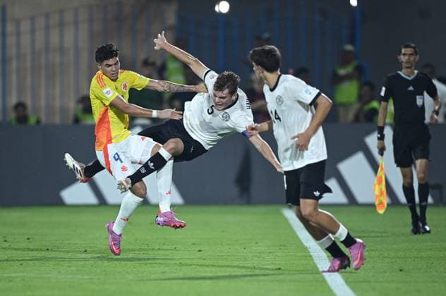 Football, Junior U 17 World Cup 2025 Doha Qatar Preliminary Round 04 11 2025 Group G Germany Colombia Hates Santiago Londono center, Colombia against Ben Hawighorst center, Germany