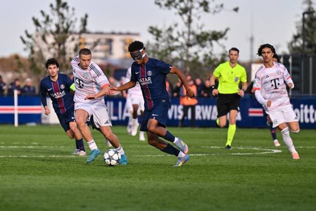 Uefa Youth League Paris Saint Germain U19 FC Bayern Munich U19 04 11 2025 PARIS, FRANCE 4 NOVEMBER in the clash between Yll GASHI FC Bayern Munich U19 9 and Dimitri LUCEA PSG 5 in the league match between Paris Saint Germain U19 and FC Bayern Munich U19 on matchday 4 of the UEFA Youth League at PSG Campus on 04 11 2025 Copyright: xBEAUTIFULxSPORTS Goldbergx
