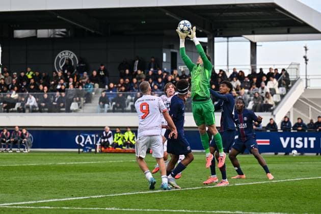 Uefa Youth League Paris Saint Germain U19 FC Bayern Munich U19 04 11 2025 PARIS, FRANCE 4 NOVEMBER Marin JAMES PSG U19 60 intercepts a Bayern ball during the league match between Paris Saint Germain U19 and FC Bayern Munich U19 on UEFA Youth League matchday 4 at PSG Campus on 04 11 2025 Copyright: xBEAUTIFULxSPORTS Goldbergx