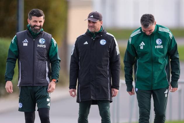 04 11 2025, Football, Season 2025 2026, Training FC Schalke 04, f l Coach Miron Muslic FC Schalke 04 , Co Coach Martin Max FC Schalke 04 U17 , Goalkeeper Coach Volkan Ünlü FC Schalke 04 , Gelsenkirchen Training ground FC Schalke 04 NRW Germany xRHR PHOTO YYx Copyright: RHR-FOTOx RHR-FOTO YY