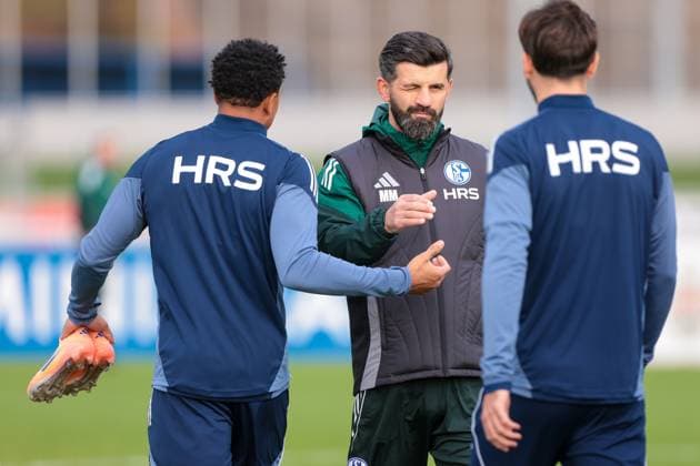 04 11 2025, Football, Season 2025 2026, Training FC Schalke 04, Coach Miron Muslic FC Schalke 04 high-fives, Gelsenkirchen Training ground FC Schalke 04 NRW Germany xRHR PHOTO YYx Copyright: RHR-FOTOx RHR-FOTO YY