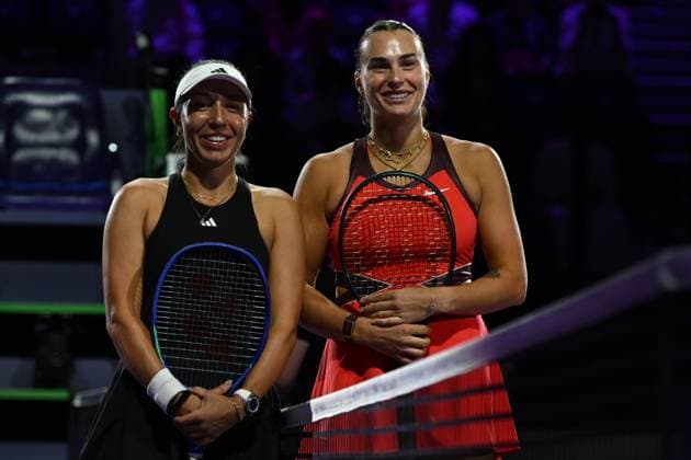 WTA, Tennis Damen Finals 2025 in Riyadh - Day Four RIYADH, SAUDI ARABIA - NOVEMBER 4: Aryna Sabalenka of the United States and Jessica Pegula of the United States pose for a photo ahead of their second group-stage match on Day 4 of the 2025 WTA Finals, part of the Hologic WTA Tour, at King Saud University Indoor Arena in Riyadh, Saudi Arabia, on November 4, 2025. Artur Widak Anadolu Riyadh Saudi Arabia. Editorial use only. Please get in touch for any other usage.  Copyright: x2025xAnadoluxArturxWidakx