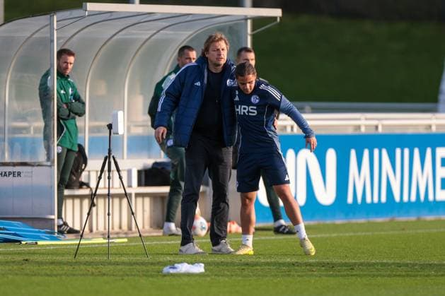 04 11 2025, Football, Season 2025 2026, Training FC Schalke 04, f l Director Professional Football Youri Mulder FC Schalke 04 hugs Mauro Zalazar FC Schalke 04 , Gelsenkirchen Training ground FC Schalke 04 NRW Germany xRHR PHOTO YYx Copyright: RHR-FOTOx RHR-FOTO YY