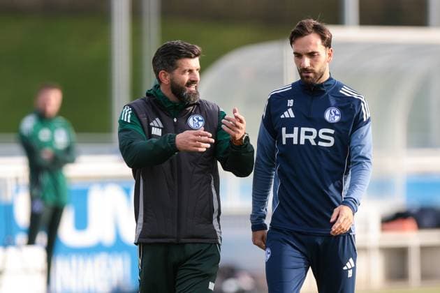 04.11.2025, Fussball, Saison 2025 2026, Training FC Schalke 04, v. l. Trainer Miron Muslic (FC Schalke 04) spricht mit Kenan Karaman (FC Schalke 04), Gelsenkirchen Trainingsgelände FC Schalke 04 NRW Deutschland xRHR-FOTO YYx Copyright: RHR-FOTOx RHR-FOTO YY