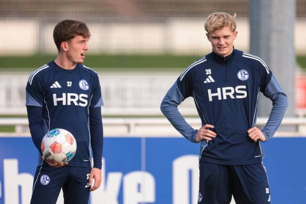 04 11 2025, Football, Season 2025 2026, Training FC Schalke 04, f l Max Grüger FC Schalke 04 , Peter Remmert FC Schalke 04 , Gelsenkirchen Training ground FC Schalke 04 NRW Germany xRHR PHOTO YYx Copyright: RHR-FOTOx RHR-FOTO YY