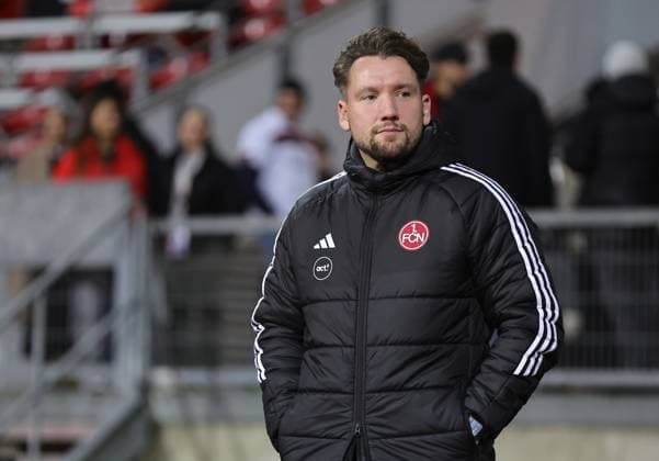 04 11 2025 Soccer Season 2025 2026 1 Women Soccer Bundesliga 09 Matchday 1 FC Nuremberg FCN Club FC Bayern Munich FCB Sportfoto Zink DaMa xdaxmax Thomas Oostendorp Coach 1 FC Nuremberg FCN pensive