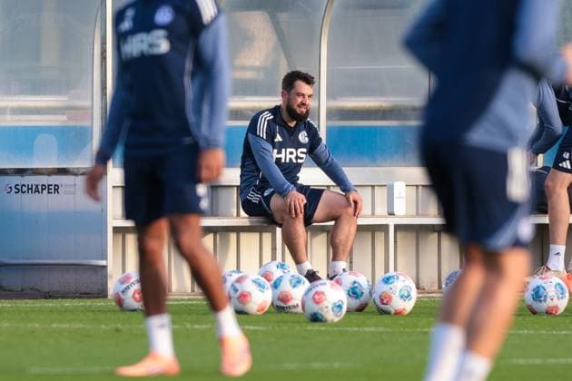 04.11.2025, Fussball, Saison 2025 2026, Training FC Schalke 04, Amin Younes (FC Schalke 04) sitzt auf der Bank, Gelsenkirchen Trainingsgelände FC Schalke 04 NRW Deutschland xRHR-FOTO YYx *** 04 11 2025, Football, Season 2025 2026, Training FC Schalke 04, Amin Younes FC Schalke 04 sits on the bench, Gelsenkirchen Training ground FC Schalke 04 NRW Germany xRHR PHOTO YYx Copyright: RHR-FOTOx RHR-FOTO YY