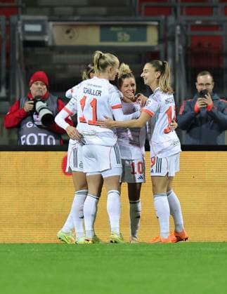 04 11 2025 Soccer Season 2025 2026 1 Women Soccer Bundesliga 09 Matchday 1 FC Nürnberg FCN Club FC Bayern München FCB Sportfoto Zink DaMa xdaxmax Jubel Freude Torjubel nach Tor zum 0 1 Linda Dallmann 10, FC Bayern München FCB und Mannschaft Team jubelt freue sich Torschütze Linda Dallmann 10, FC Bayern München FCB