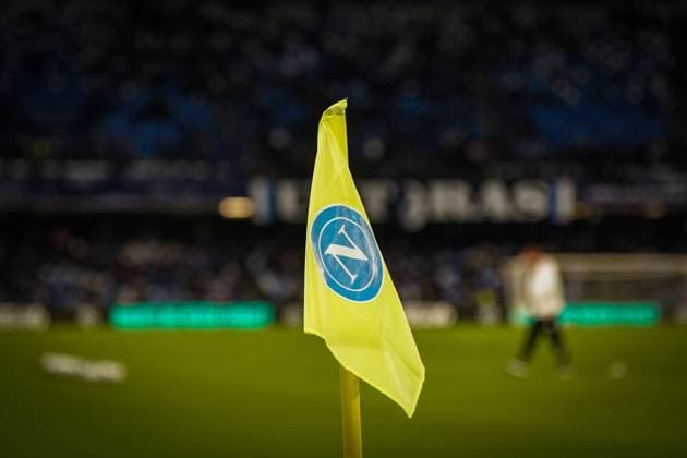 Italy football UEFA Champions League 2025 26, matchday 4 SSC Naples vs Eintracht Frankfurt Stadio Diego Armando Maradona Napoli , Europe close-up of corner flag with SSC Naples logo, blurred background with spectator stands and pitch Keywords Champions League, SSC Naples, Eintracht Frankfurt, stadium, detail, football, symbolic image, sport, atmosphere, Europe Naples metropolitan city Naples Italy Copyright: xJOERANxSTEINSIEKx
