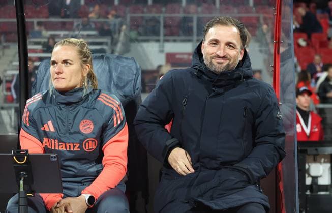 Barcala Jose Trainer Bayern , 1.FC Nürnberg-Bayern München , Google Pixel Frauen-Bundesliga , Fußball , in den Max Morlock Stadion, in Nürnberg , Bayern, Deutschland. November 04, 2025 . Photo by: Davide Elias IPA Photo Pressefoto DENL Copyright: xDavidexEliasx