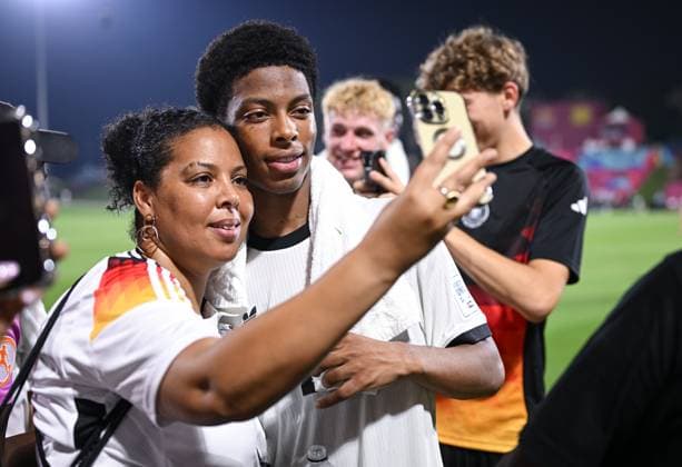 Football, Juniors U 17 World Cup 2025 Doha Qatar Preliminary round 04 11 2025 Group G Germany Colombia Nebe Sirak Domnic re, Germany takes a selfie with his mother
