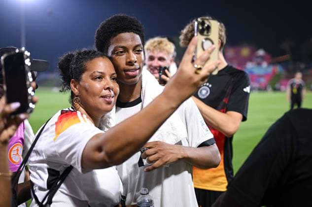 Football, Juniors U 17 World Cup 2025 Doha Qatar Preliminary round 04 11 2025 Group G Germany Colombia Ben Hawighorst left, Germany with his father center
