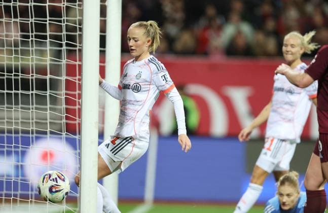 Harder Pernille Tor 0-3 , 1.FC Nürnberg-Bayern München , Google Pixel Frauen-Bundesliga , Fußball , in den Max Morlock Stadion, in Nürnberg , Bayern, Deutschland. November 04, 2025 . Photo by: Davide Elias IPA Photo Pressefoto DENL Copyright: xDavidexEliasx