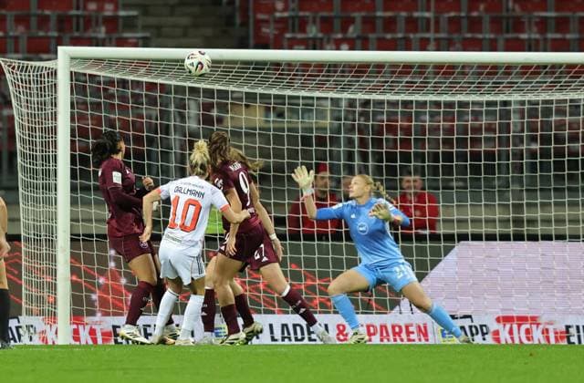 04 11 2025 Soccer Season 2025 2026 1 Women Soccer Bundesliga 09 Matchday 1 FC Nuremberg FCN Club FC Bayern Munich FCB Sportfoto Zink DaMa xdaxmax Linda Dallmann 10, FC Bayern Munich FCB with goal shot to the crossbar