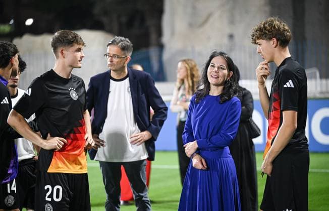 Football, Junior U 17 World Cup 2025 Doha Qatar Preliminary Round 04 11 2025 Group G Germany Colombia President of the UN General Assembly, Annalena Baerbock 2 from right in conversation with the German players, Benno Kaltefleiter right and Ben Kieffer left after the match, Oliver Owcza 2 from left behind, German Ambassador to Qatar