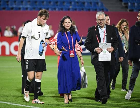 Football, Junior U 17 World Cup 2025 Doha Qatar preliminary round 04 11 2025 Group G Germany Colombia President of the UN General Assembly, Annalena Baerbock center in conversation with Ben Hawighorst left after the match on the pitch