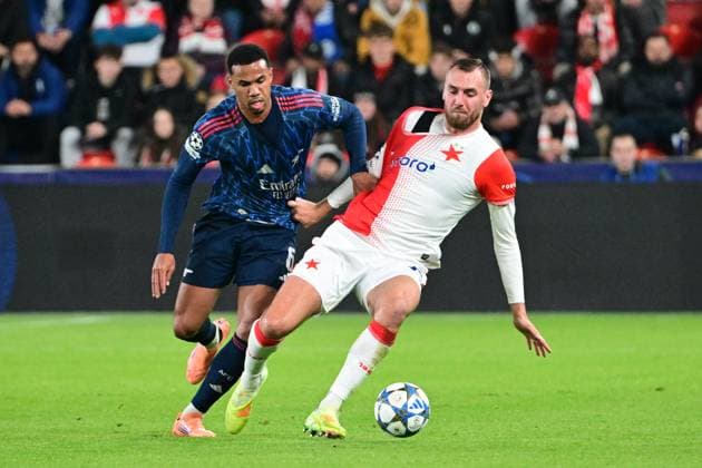From left Gabriel of Arsenal and Tomas Chory of Slavia in action during the Football Champions League 4th round match: Slavia Prague vs Arsenal in Prague, Czech Republic, November 4, 2025. (CTKxPhoto RomanxVondrous) CTKPhotoP2025110407644  CTKPhotoP2025110407644