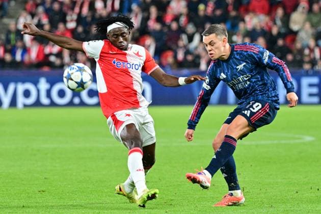 From left David Moses of Slavia, Leandro Trossard of Arsenal in action during the Football Champions League 4th round match: Slavia Prague vs Arsenal in Prague, Czech Republic, November 4, 2025. (CTKxPhoto RomanxVondrous) CTKPhotoP2025110407679  CTKPhotoP2025110407679