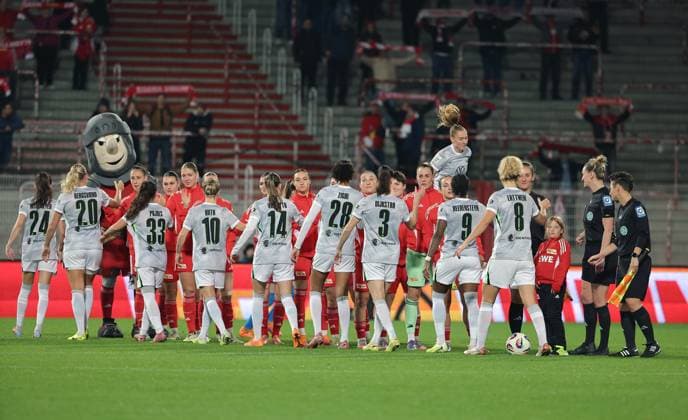 Welcoming the teams before the start of the match Sport Football Soccer Women Womens Bundesliga 9 Matchday Season 2025 2026 04 11 2025 1 FC Union Berlin vs VfL Wolfsburg WOB DFL regulations prohibit any use of photographs as image sequences and or quasi video
