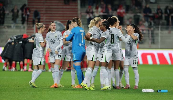 Swearing in the Wolves team circle before the start of the match Ritual Sport Football Womens Soccer Womens Bundesliga 9 Matchday Season 2025 2026 04 11 2025 1 FC Union Berlin vs VfL Wolfsburg WOB DFL regulations prohibit any use of photographs as image sequences and or quasi video