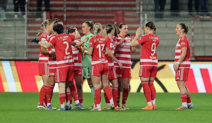Team circle of the Union women swear in before the start of the match Ritual Sport Football Soccer Womens Womens Bundesliga 9 Matchday Season 2025 2026 04 11 2025 1 FC Union Berlin vs VfL Wolfsburg WOB DFL regulations prohibit any use of photographs as image sequences and or quasi video