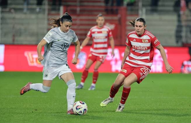 Judit Pujols on the ball, Antonia Halverkamps duel Match scene Action Sport Football Soccer Women Womens Bundesliga 9 Matchday Season 2025 2026 04 11 2025 1 FC Union Berlin vs VfL Wolfsburg WOB DFL regulations prohibit any use of photographs as image sequences and or quasi video