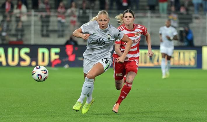 Guro Bergsvand, Eileen Campbell duel match scene Action Sport Football Soccer Women Womens Bundesliga 9 Matchday Season 2025 2026 04 11 2025 1 FC Union Berlin vs VfL Wolfsburg WOB DFL regulations prohibit any use of photographs as image sequences and or quasi video