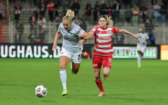 Guro Bergsvand, Eileen Campbell duel match scene Action Sport Football Soccer Women Womens Bundesliga 9 Matchday Season 2025 2026 04 11 2025 1 FC Union Berlin vs VfL Wolfsburg WOB DFL regulations prohibit any use of photographs as image sequences and or quasi video