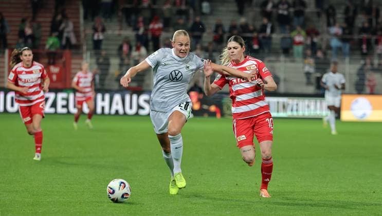 Guro Bergsvand, Eileen Campbell duel match scene Action Sport Football Soccer Women Womens Bundesliga 9 Matchday Season 2025 2026 04 11 2025 1 FC Union Berlin vs VfL Wolfsburg WOB DFL regulations prohibit any use of photographs as image sequences and or quasi video