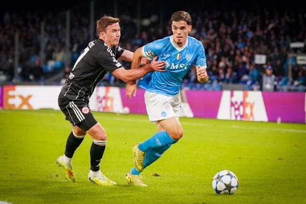 Football UEFA Champions League 2025 26, Matchday 4 SSC Napoli vs Eintracht Frankfurt Diego Armando Maradona Napoli Miguel GutiÃ rrez Miguel Gutierrez Napoli, 3 and Mario Götze Mario Gotze Eintracht Frankfurt, 27 in a duel Naples Metropolitan City Naples Italy Copyright: xJOERANxSTEINSIEKx