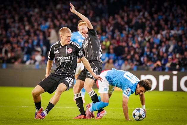 Football UEFA Champions League 2025 26, Matchday 4 SSC Napoli vs Eintracht Frankfurt Diego Armando Maradona Napoli Eljif Elmas Naples, 20 with Rasmus Kristensen Eintracht Frankfurt, 13 Hugo Larsson Eintracht Frankfurt, 16 Naples Metropolitan City Naples Italy Copyright: xJOERANxSTEINSIEKx