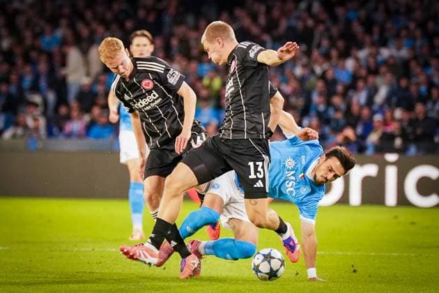Football UEFA Champions League 2025 26, Matchday 4 SSC Napoli vs Eintracht Frankfurt Diego Armando Maradona Napoli Eljif Elmas Naples, 20 with Rasmus Kristensen Eintracht Frankfurt, 13 Hugo Larsson Eintracht Frankfurt, 16 Naples Metropolitan City Naples Italy Copyright: xJOERANxSTEINSIEKx