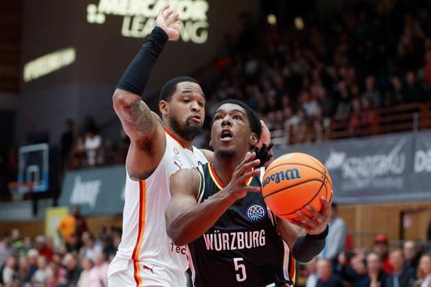 f l r James Palmer Jr Galatasaray MCT Technic, 12 and Marcus Carr Fitness First Wuerzburg Baskets, 5 , 04 11 2025, Basketball, Champions League, Fitness First Wuerzburg Baskets Galatasaray MCT Technic, GER, Wuerzburg, tectake ARENA, Copyright: HMBxMedia xHeikoxBecker