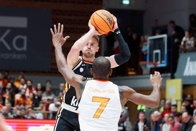 f l r Lukas Herzog Fitness First Wuerzburg Baskets, 1 and Will Cummings Galatasaray MCT Technic, 7 , 04 11 2025, Basketball, Champions League, Fitness First Wuerzburg Baskets Galatasaray MCT Technic, GER, Wuerzburg, tectake ARENA, Copyright: HMBxMedia xHeikoxBecker