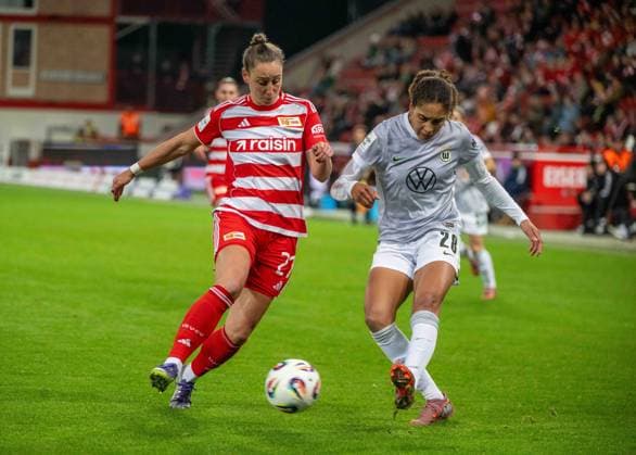 Soccer, Women, Season 2025 2026, Google Pixel Women Bundesliga 9 Matchday , 1 FC Union Berlin VfL Wolfsburg, v l Anna Weiß 1 FC Union , Cora Zicai Wolfsburg , 04 11 2025, Copyright: xMatthiasxKochx