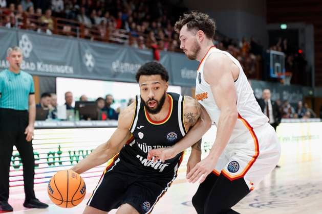 f l r David Muenkat Fitness First Wuerzburg Baskets, 55 and John Meeks Galatasaray MCT Technic, 9 , 04 11 2025, Basketball, Champions League, Fitness First Wuerzburg Baskets Galatasaray MCT Technic, GER, Wuerzburg, tectake ARENA, Copyright: HMBxMedia xHeikoxBecker