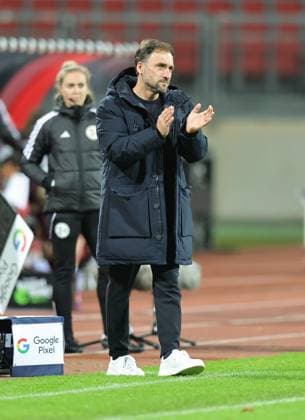 04 11 2025 Soccer Season 2025 2026 1 Women Soccer Bundesliga 09 Matchday 1 FC Nuremberg FCN Club FC Bayern Munich FCB Sportfoto Zink DaMa xdaxmax Jose Barcala Coach FC Bayern Munich FCB applauds clapping his hands