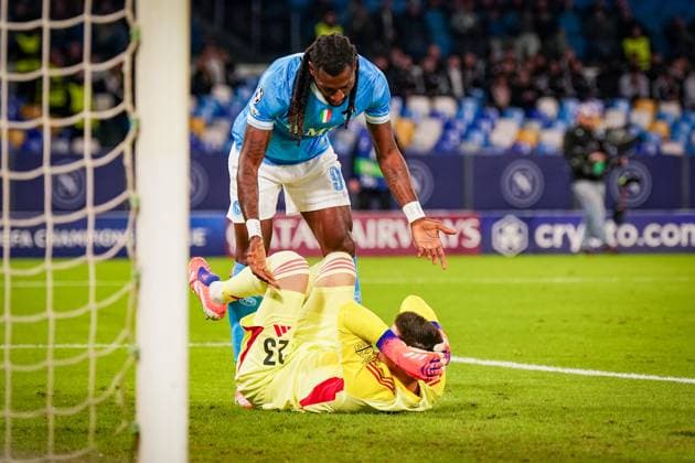 Football UEFA Champions League 2025 26, Matchday 4 SSC Napoli vs Eintracht Frankfurt Diego Armando Maradona Napoli Frank Anguissa Napoli, 99 Michael Zetterer Eintracht Frankfurt, 23 Naples Metropolitan City of Naples Italy Copyright: xJOERANxSTEINSIEKx