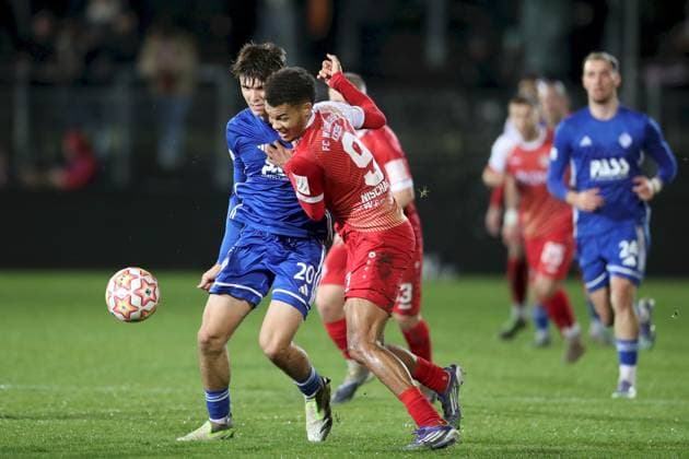 04 11 2025, xjcx, Herren, Fußball, Saison 2025 2026, BFV Verbandspokal, Viertelfinale FC Wuerzburger Kickers SV Viktoria Aschaffenburg Justin Berg 20, SV Viktoria Aschaffenburg und Jermain Nischalke 9, FC Würzburger Kickers Wuerzburg FLYERALARM Arena Bayern Deutschland