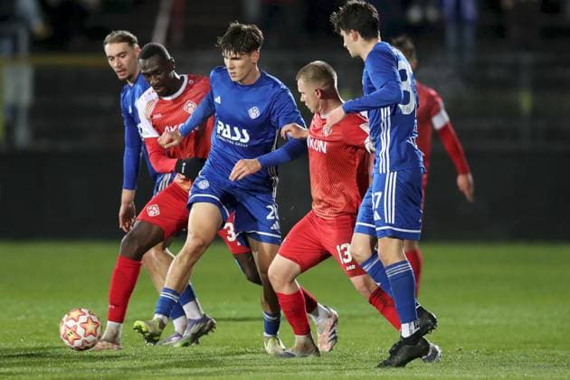 04 11 2025, xjcx, Herren, Fußball, Saison 2025 2026, BFV Verbandspokal, Viertelfinale FC Wuerzburger Kickers SV Viktoria Aschaffenburg Tarsis Bonga 30, FC Wuerzburger Kickers , Justin Berg 20, SV Viktoria Aschaffenburg , Philipp Ochs 13, FC Wuerzburger Kickers , Patrick Seitz 37, SV Viktoria Aschaffenburg Wuerzburg FLYERALARM Arena Bayern Germany
