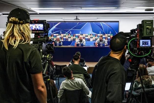 Barcelona s head coach Hansi Flick (C) and Barcelona s Robert Lewandowski (R) pictured during a press conference, PK, Pressekonferenz of Spanish FC Barcelona, Barca on Tuesday 04 November 2025 in Brugge. The team is preparing for tomorrow s game against Belgian soccer team Club Brugge KV, on day four of the League phase of the UEFA Champions League tournament. BRUNOxFAHY  x139001838x