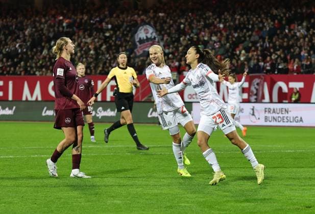04 11 2025 Soccer Season 2025 2026 1 Women Soccer Bundesliga 09 Matchday 1 FC Nuremberg FCN Club FC Bayern Munich FCB Sportfoto Zink DaMa xdaxmax Jubel Freude Torjubel nach Tor zum 0 5 Natalia Padilla Bidas 23, FC Bayern Munich FCB und Mannschaft Team jubiliert freue sich Torschütze Natalia Padilla Bidas 23, FC Bayern Munich FCB