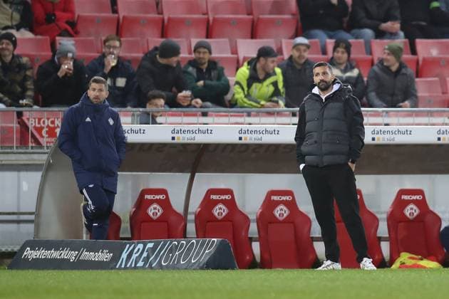 04 11 2025, xjcx, Herren, Fußball, Saison 2025 2026, BFV Verbandspokal, Viertelfinale FC Wuerzburger Kickers SV Viktoria Aschaffenburg Benjamin Baier 10, SV Viktoria Aschaffenburg und Aytac Sulu Trainer, SV Viktoria Aschaffenburg Wuerzburg FLYERALARM Arena Bayern Deutschland