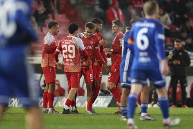 04 11 2025, xjcx, Herren, Fußball, Saison 2025 2026, BFV Verbandspokal, Viertelfinale FC Wuerzburger Kickers SV Viktoria Aschaffenburg FC Würzburger Kickers celebrates the 2 0 by Jermain Nischalke 9, FC Würzburger Kickers Wuerzburg FLYERALARM Arena Bayern Germany